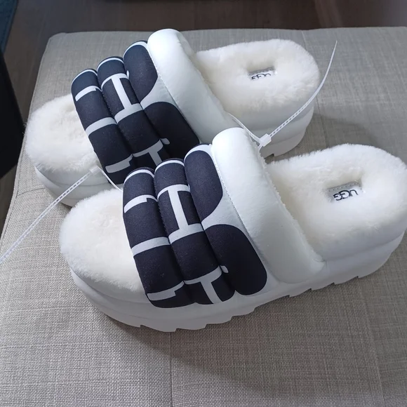 UGG Maxi Slide Logo Women's Slides Slippers White & Black UGG Logo Size 7 New - Picture 4 of 11